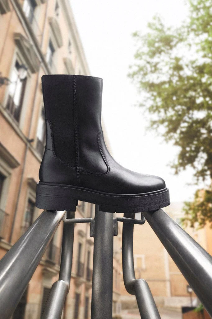 Spherica EC7  Smooth Leather Chelsea Boots - Black - Image 2