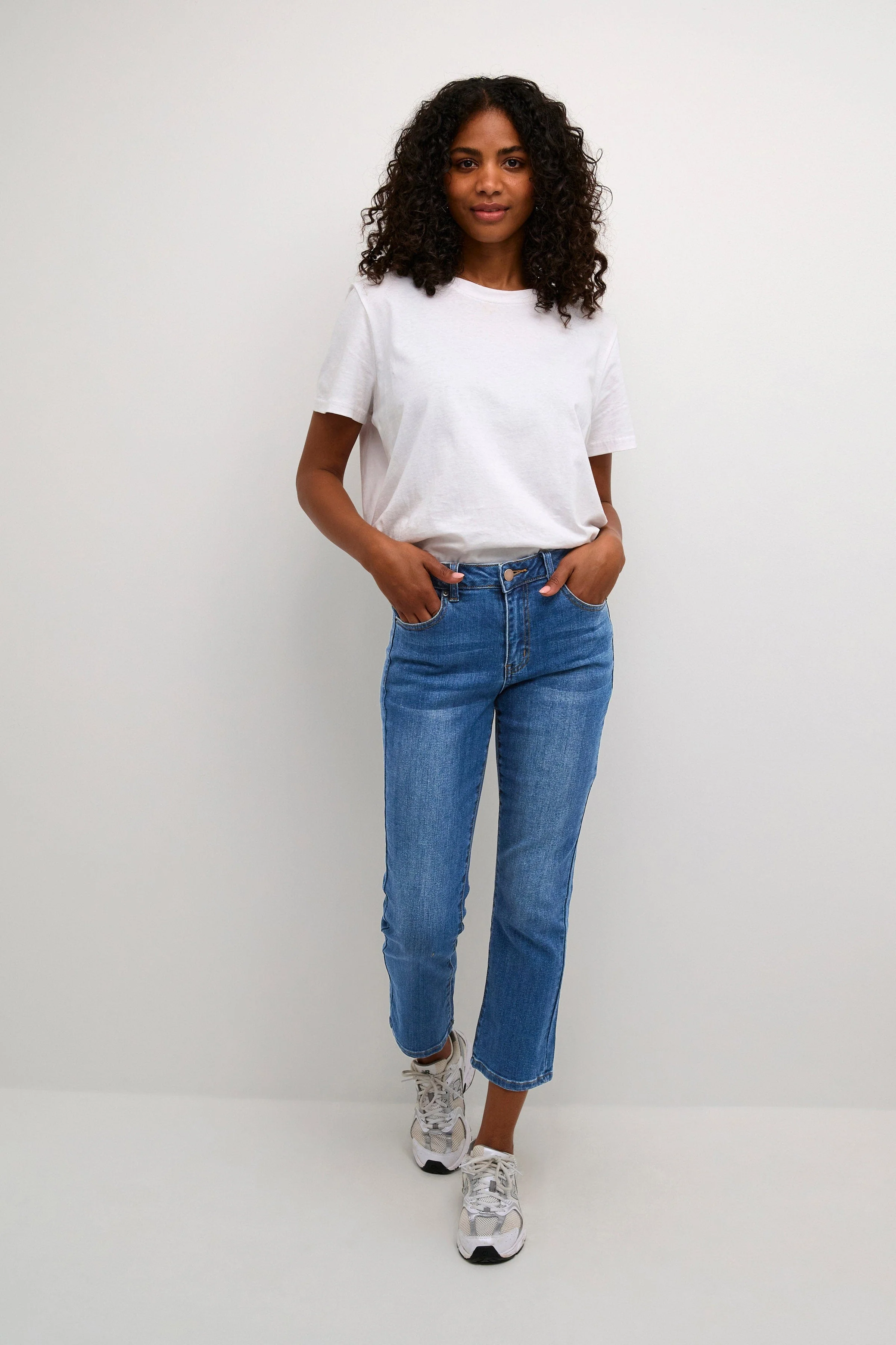 Sinem Cropped Jeans - Medium Blue Denim - Image 2
