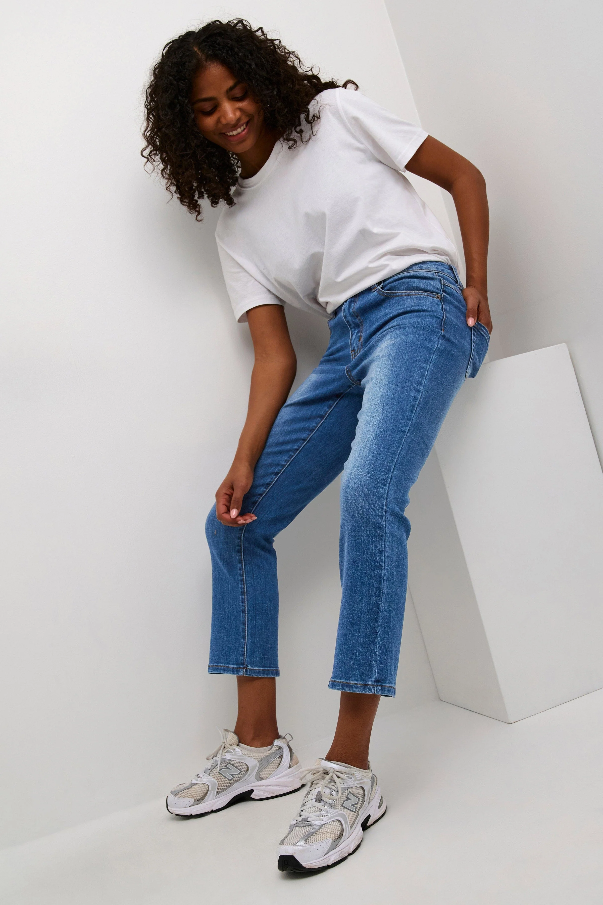 Sinem Cropped Jeans - Medium Blue Denim - Image 3