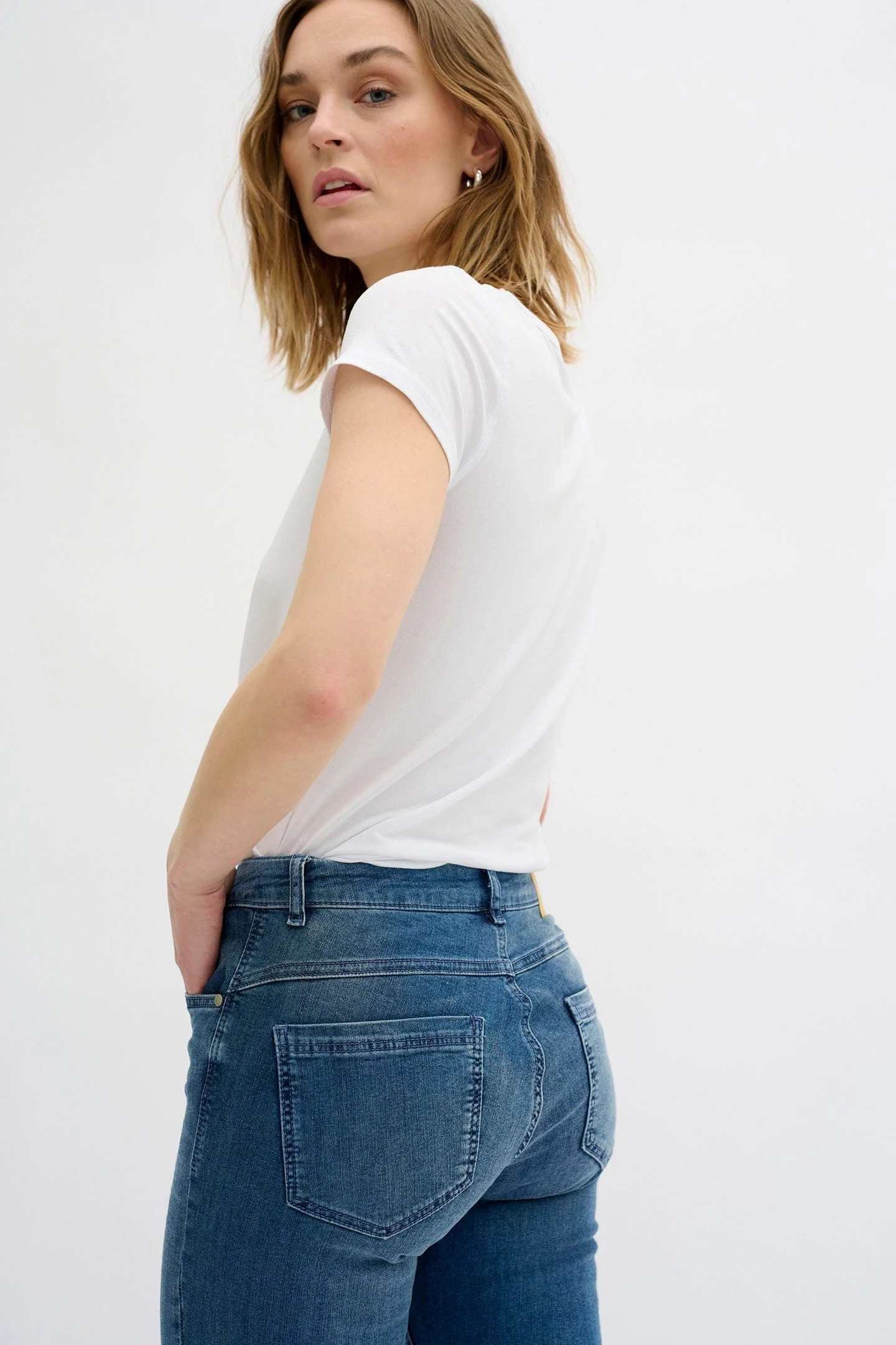 The Celina Slim Jean - Medium Blue Vintage Wash - Image 4
