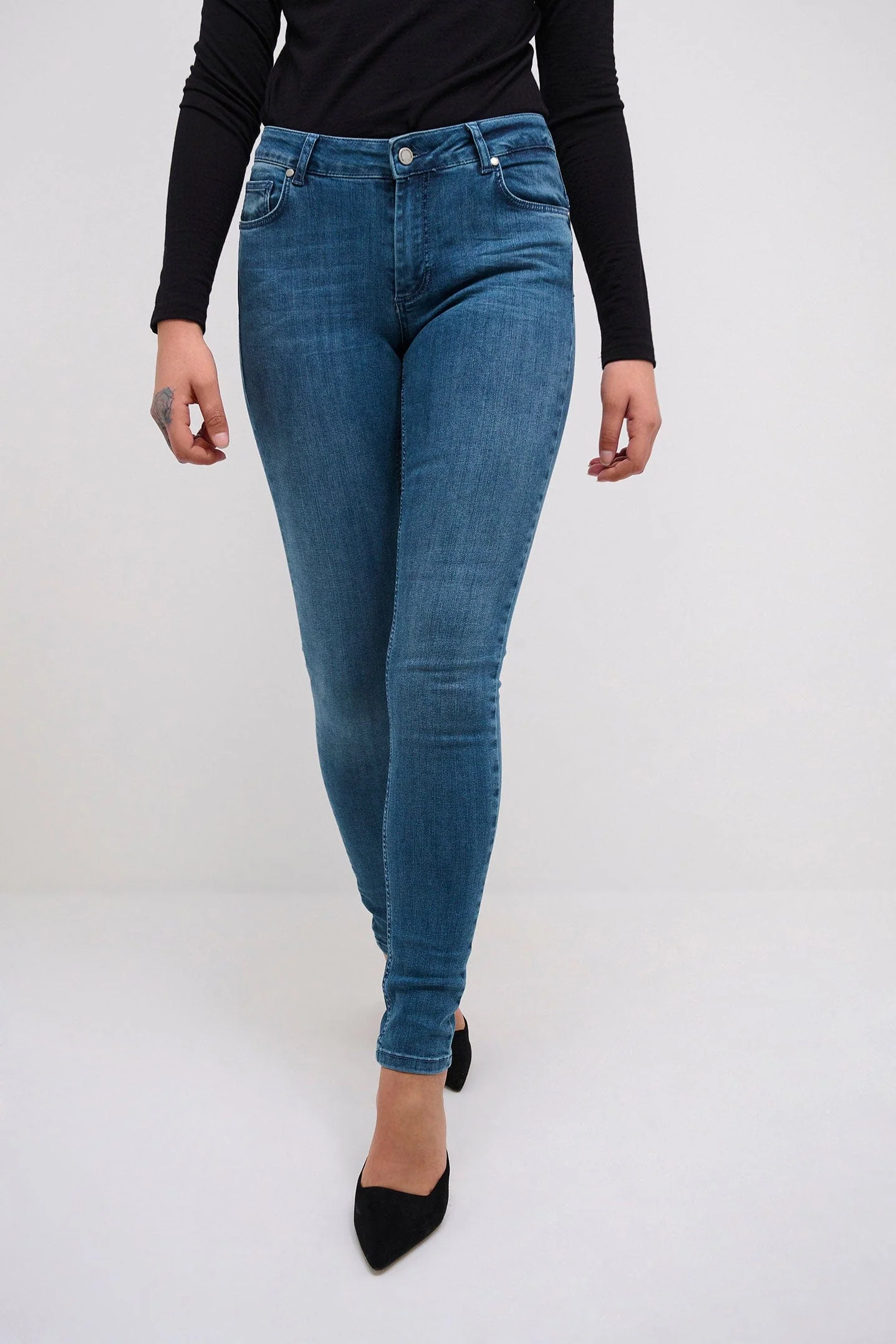 The Celina Slim Jean - Medium Blue Vintage Wash - Image 5