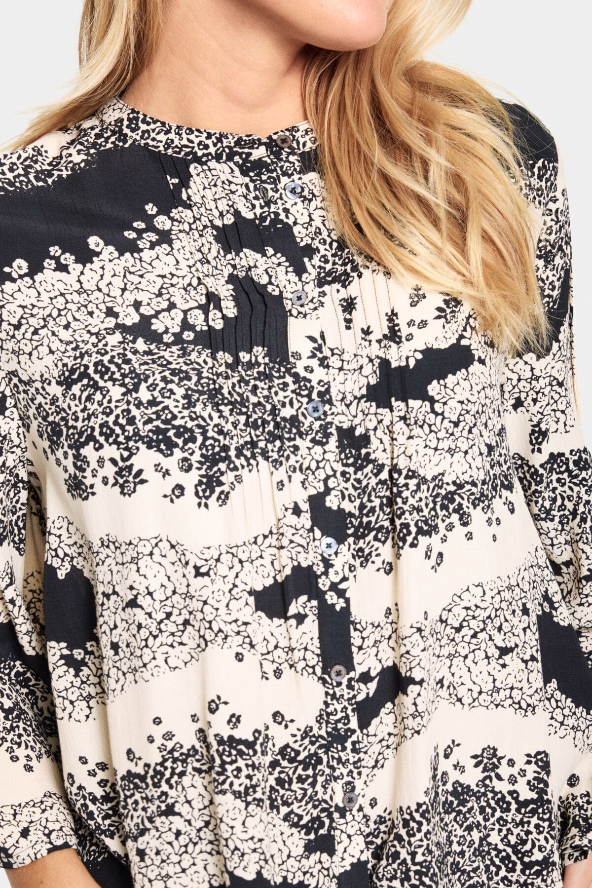 Iselin Printed Shirt - Black Wavy Flowers - Image 5