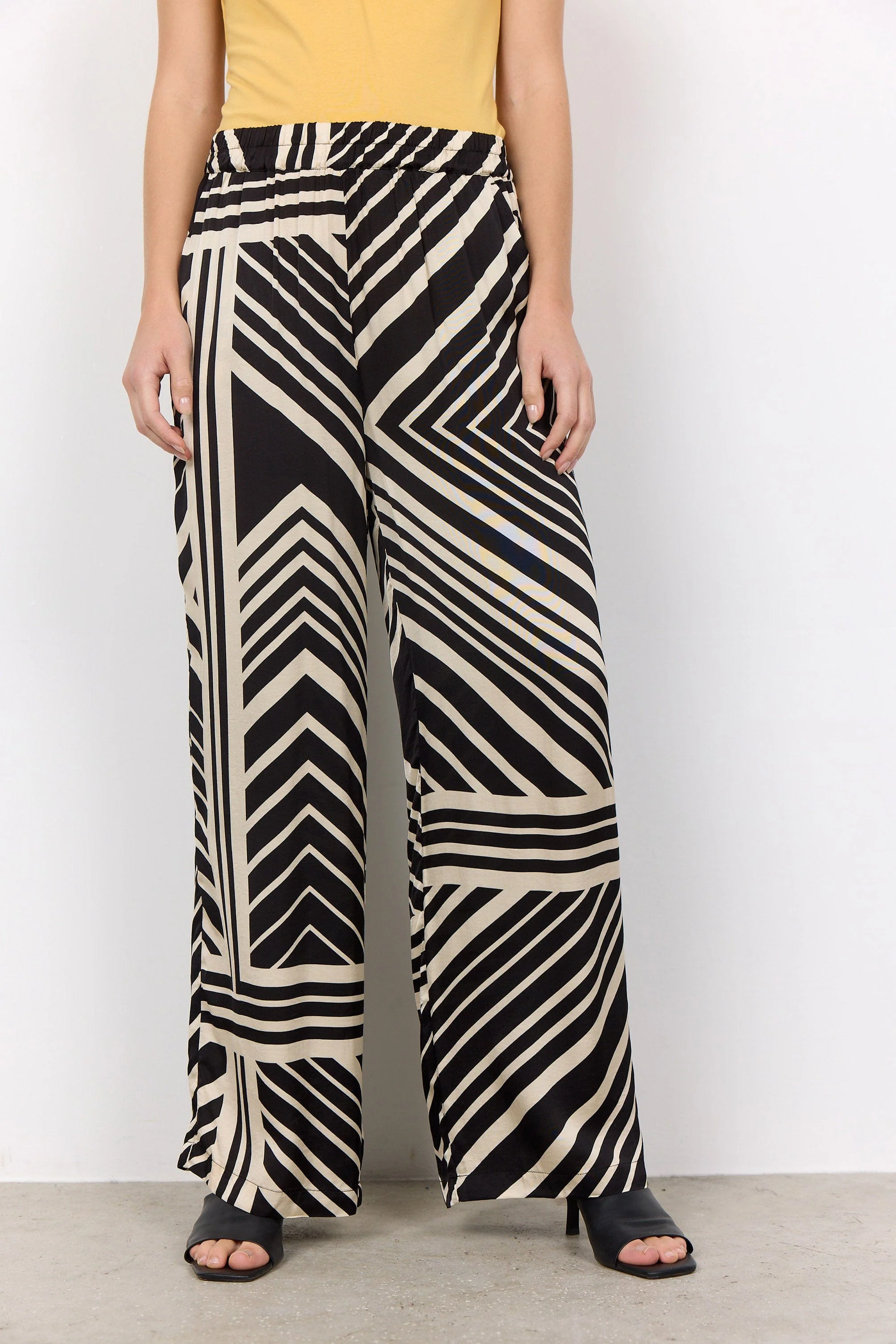 Faro Geometric Print Wide leg Trousers - Black Combi - Image 4