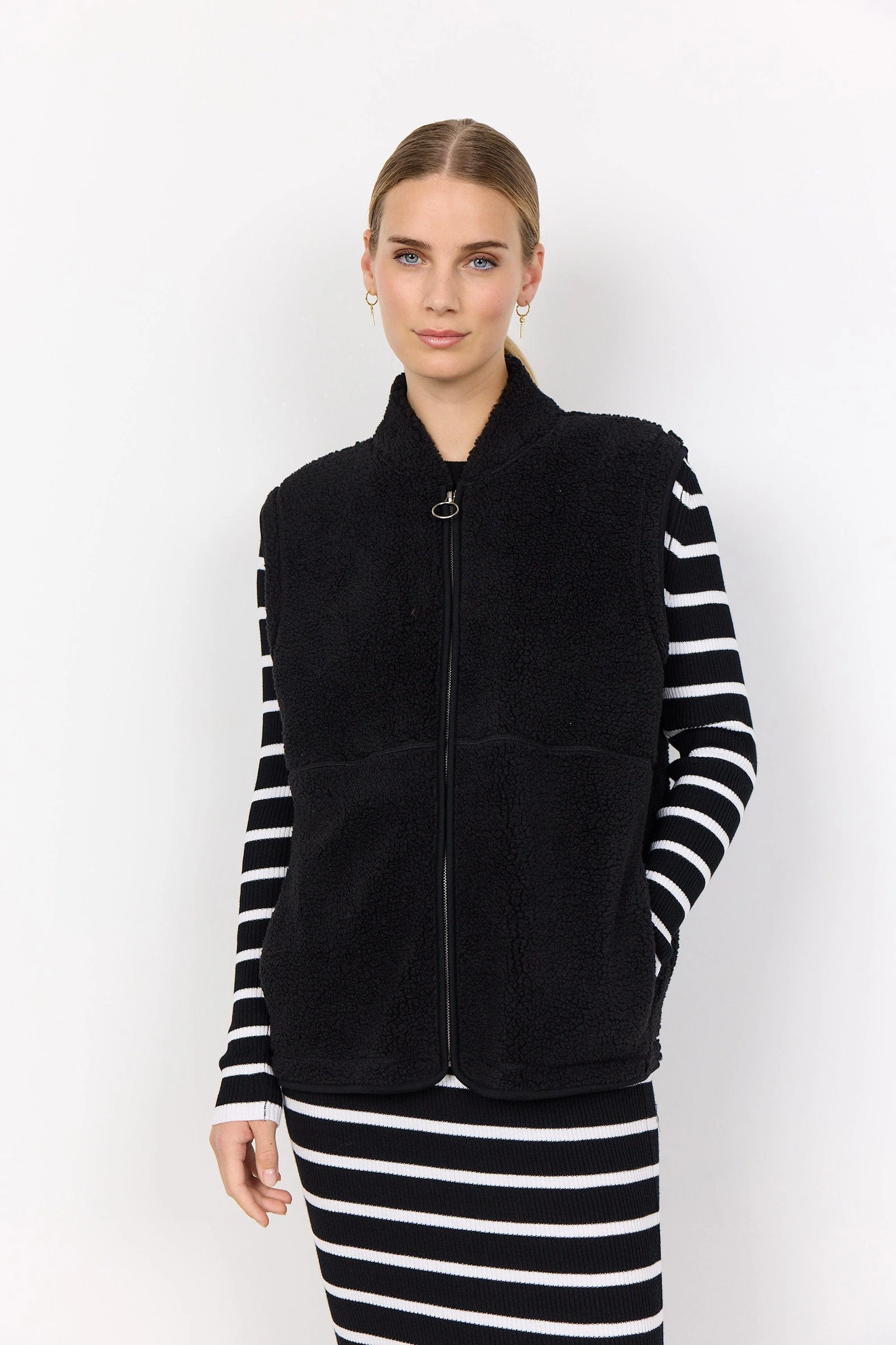 Onyx Fleece Gilet - Black - Image 4