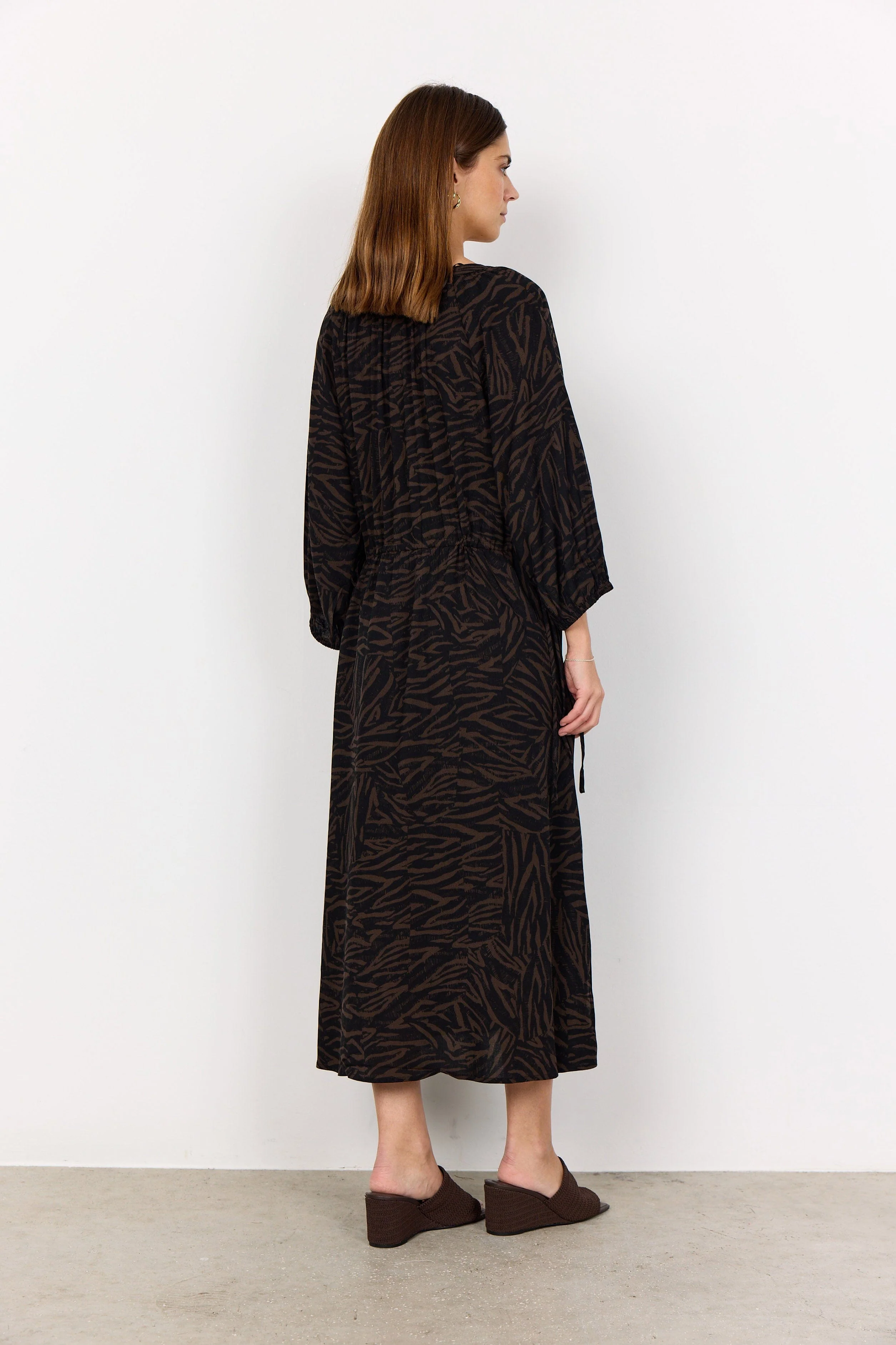 Sade Tie Neck Midi Dress - Hot Fudge Combi - Image 3
